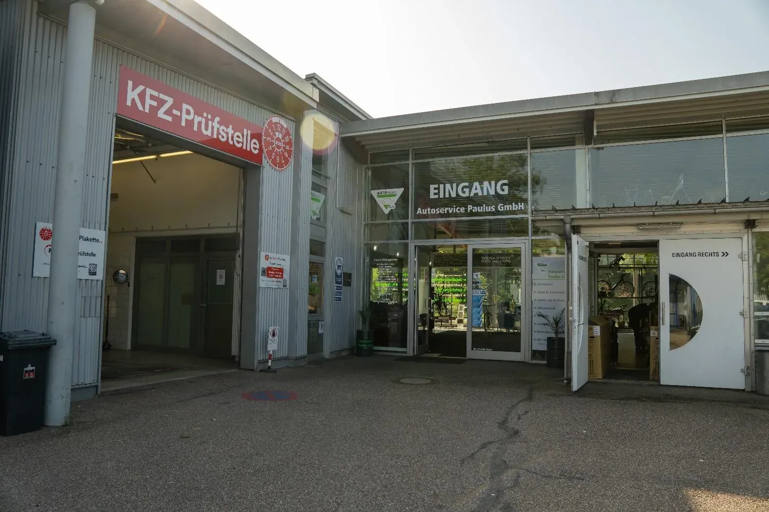 Team von Autoservice Paulus vor der Werkstatt